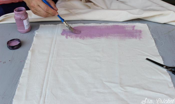 pintando tela con pintura chalkpaint
