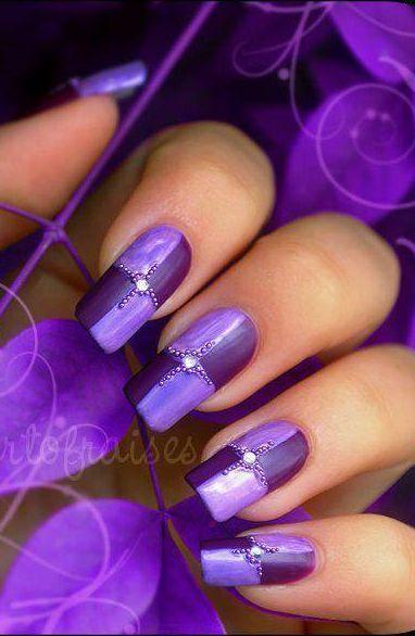 uñas violeta con accesorios