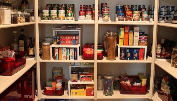 Colocar los productos en la despensa