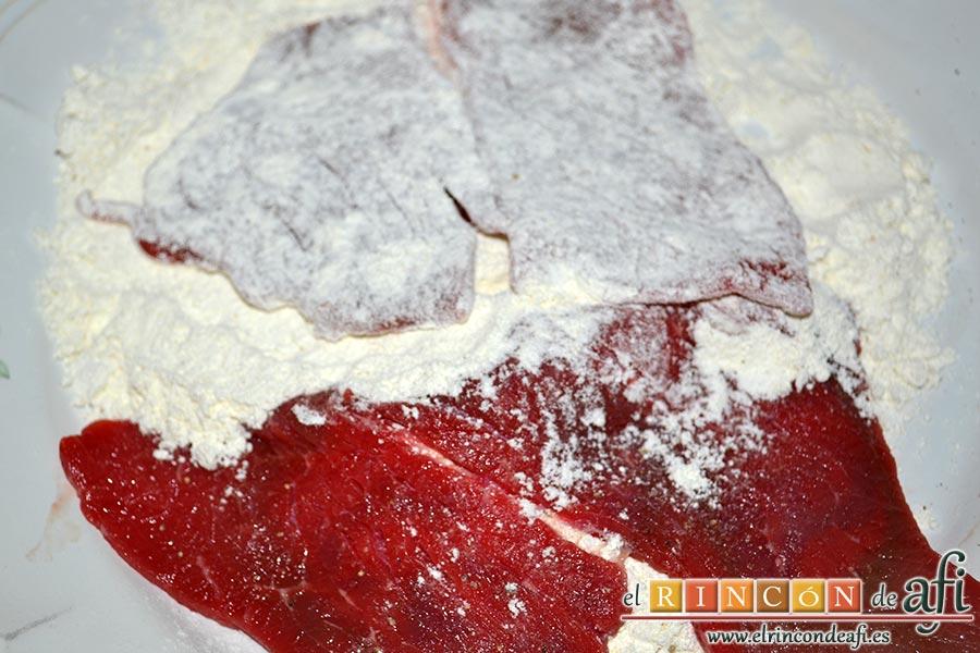 Filetes de ternera rebozados con salsa de cerezas, salpimentamos los filetes de ternera y los pasamos por harina
