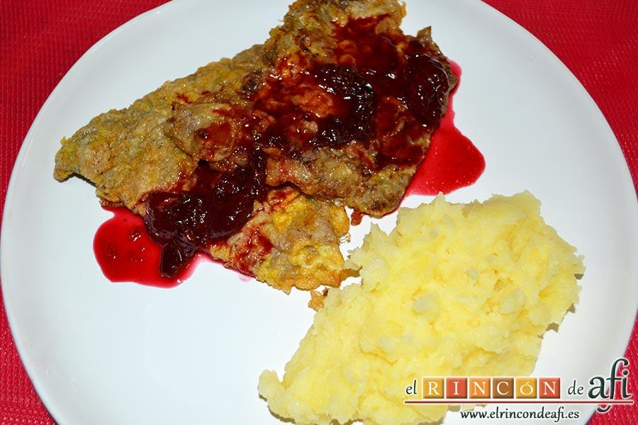 Filetes de ternera rebozados con salsa de cerezas, sugerencia de presentación