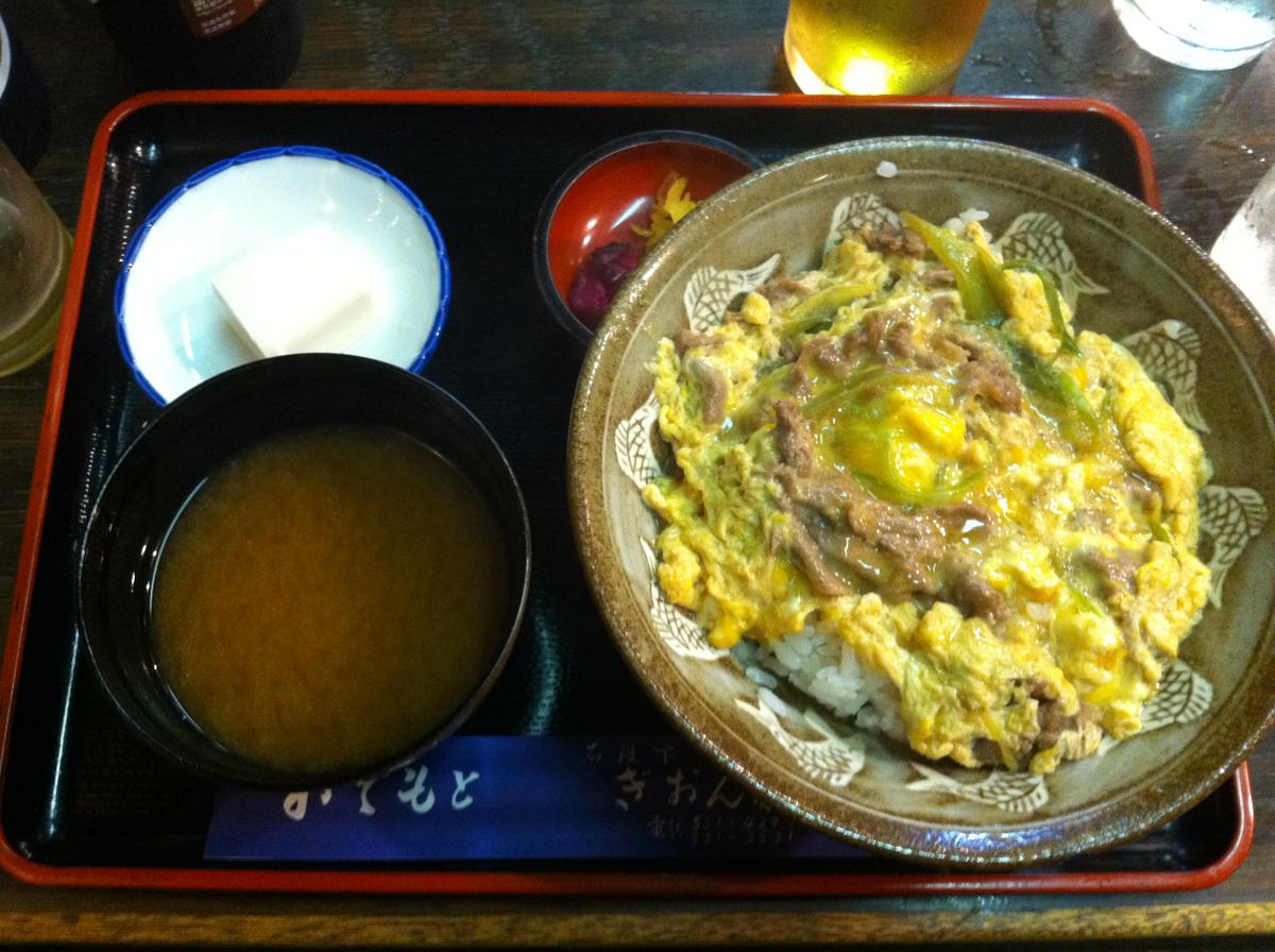 Menú de Oyakodon en Tokyo