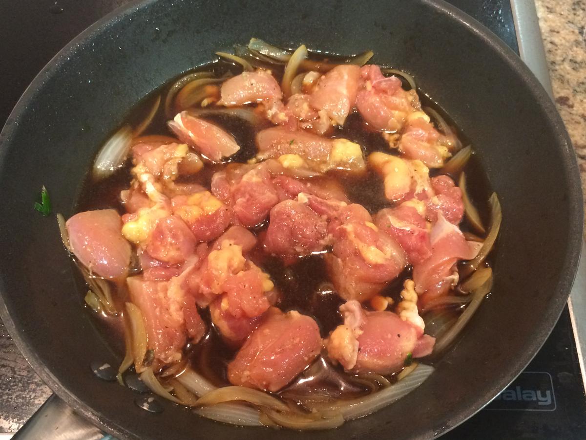 Añadiendo el pollo cortado en dados