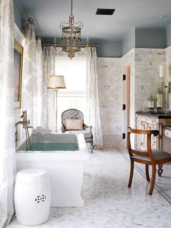 Lampara de cristal en el baño