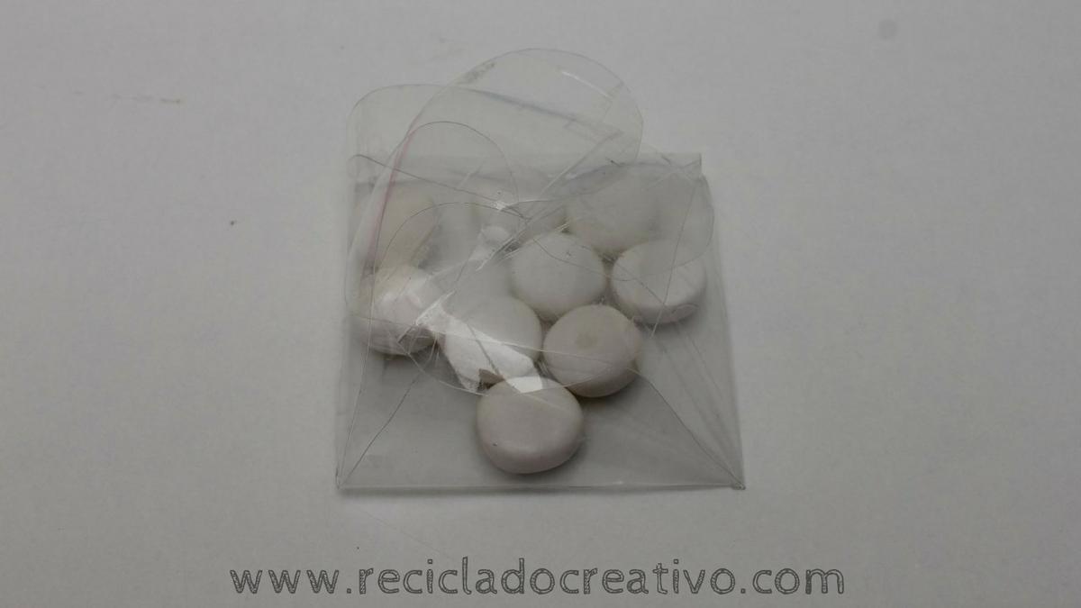 Caja cuadrada con una botella de plástico