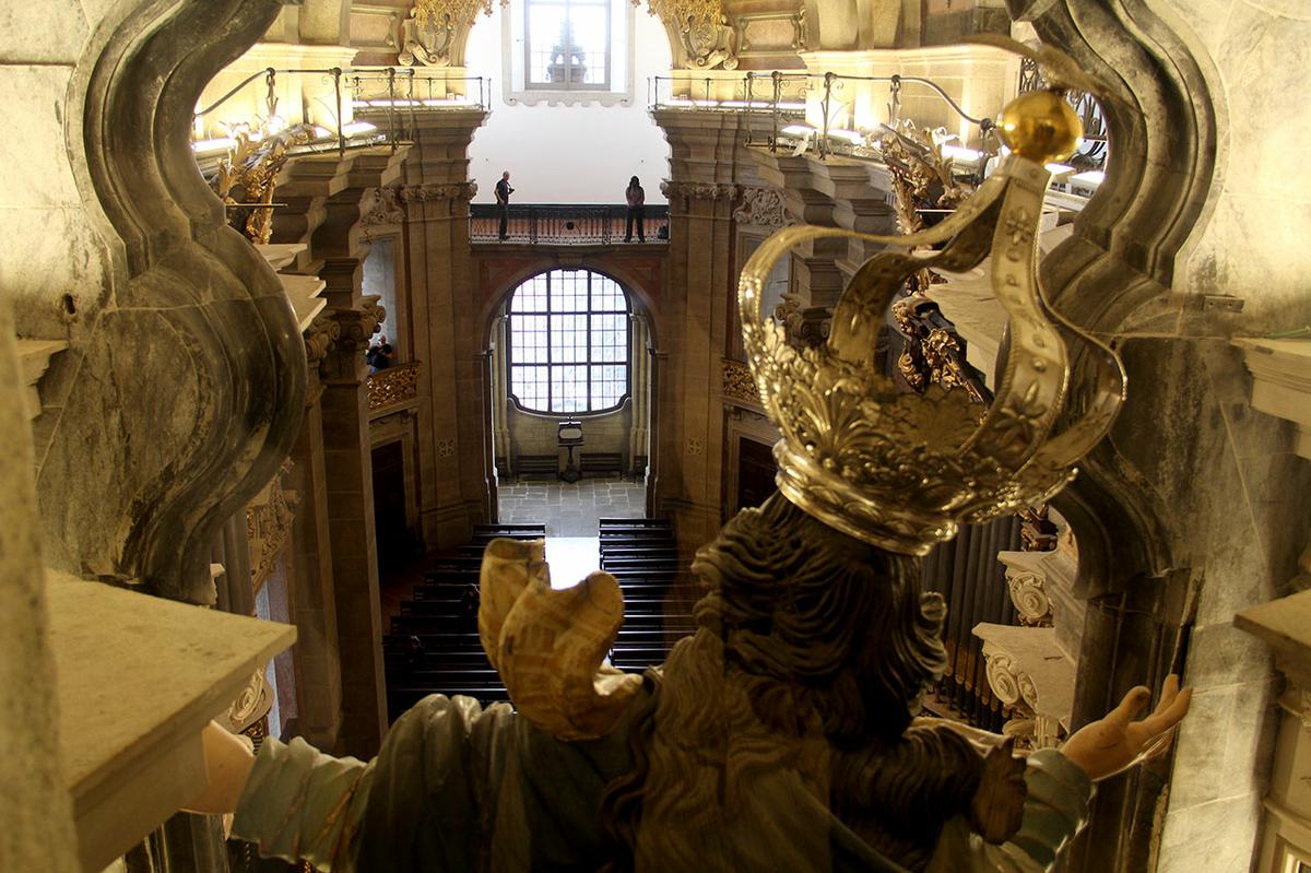 Vista tras el retablo de la Iglesia de los Clérigos (Oporto)