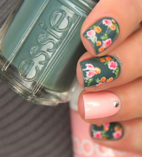 uñas cortas con flores