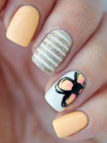uñas cortas pintadas con flores amarillas