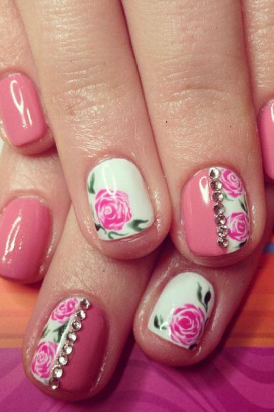 uñas pintadas con accesorios