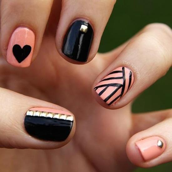 uñas pintadas de negro y rosa