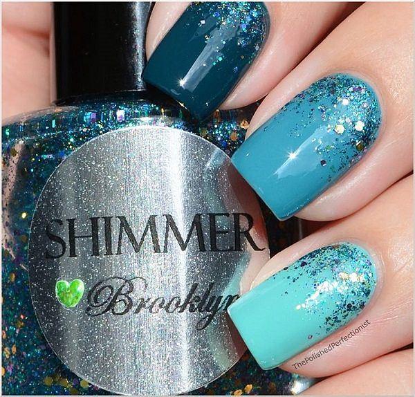 uñas azules largas con escarcha