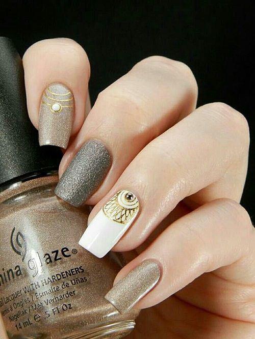 uñas largas diseño dorado