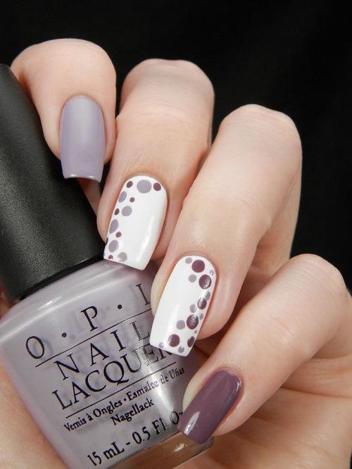 uñas violeta con blanco