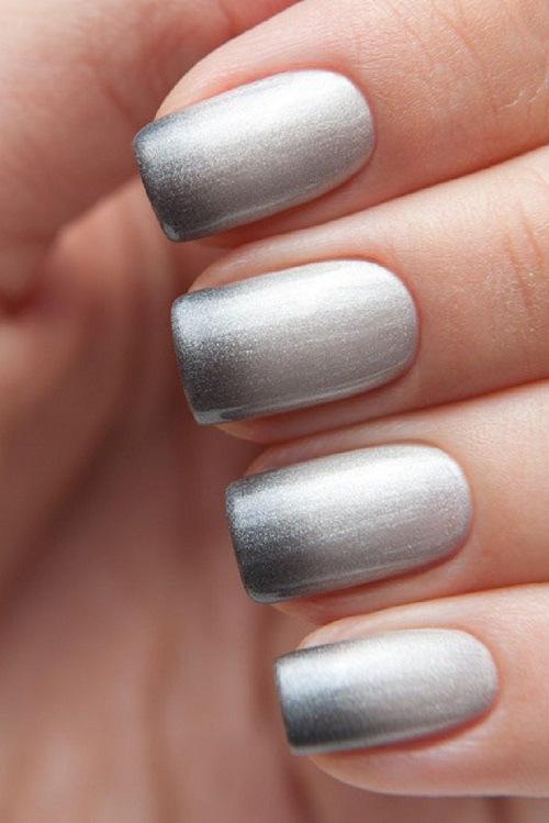 uñas plateadas acrilicas