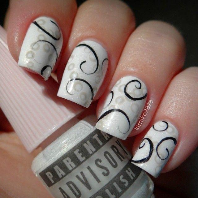 uñas blancas con negro y gris