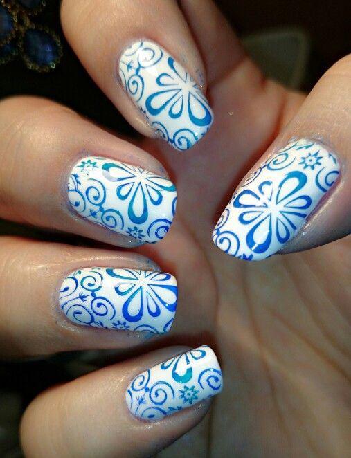uñas acrilicas con azul y blanco