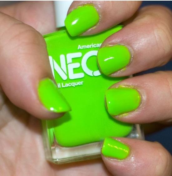 Uñas color verde neon