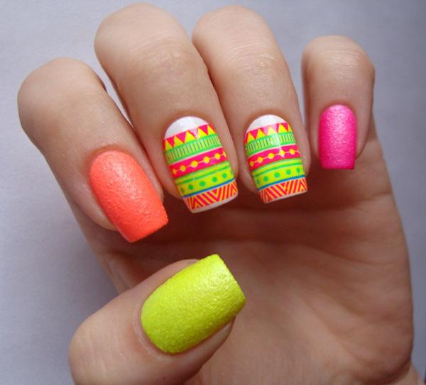 Uñas de colores neon con textura