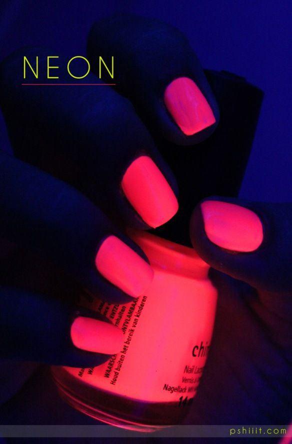 uñas neon en la oscuridad