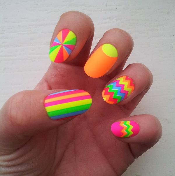uñas de neon con pegatinas