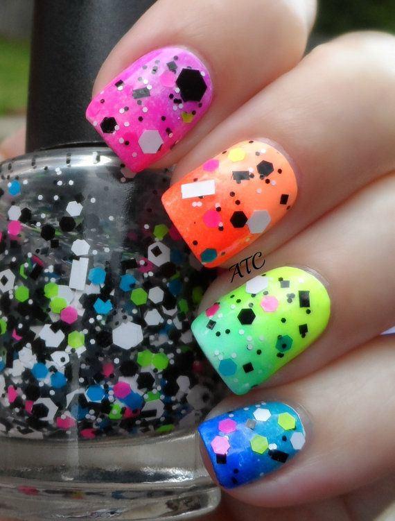 uñas de neon de colores con accesorios