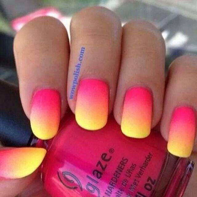 uñas de neon en degrade rosa y amarillo