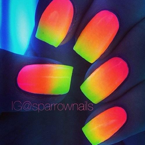 uñas de neon en la noche
