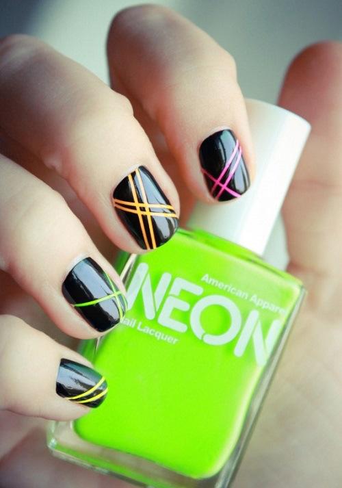 uñas decoradas de negro y neon