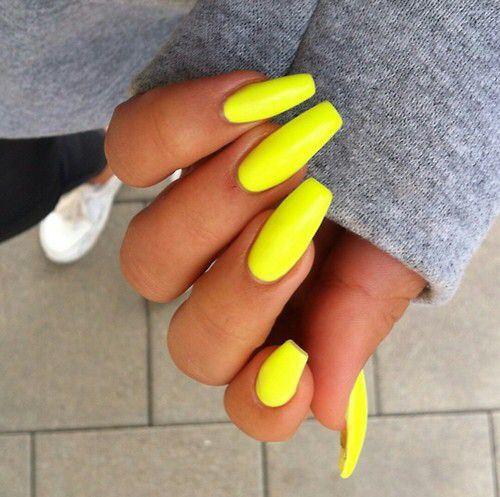 uñas esculpidas de neon