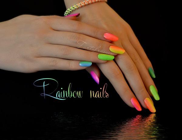 uñas largas de neon