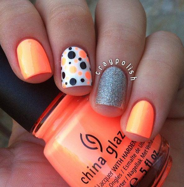 uñas plateadas con colores neon