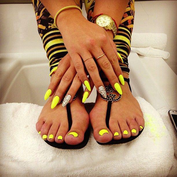manos y pies decorados de amarillo