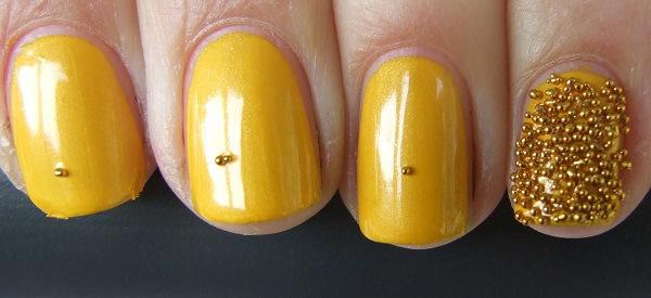 uñas amarillas cortas con accesorios