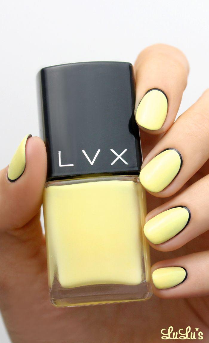 uñas color amarillo palido