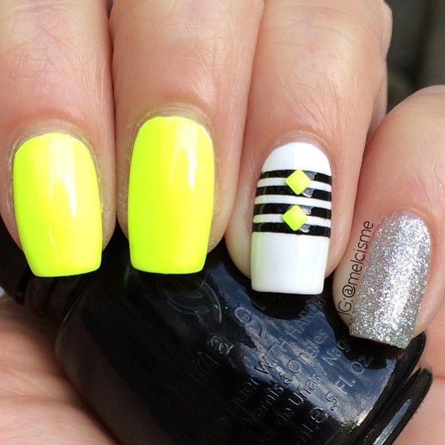 uñas con amarillo neon y accesorios