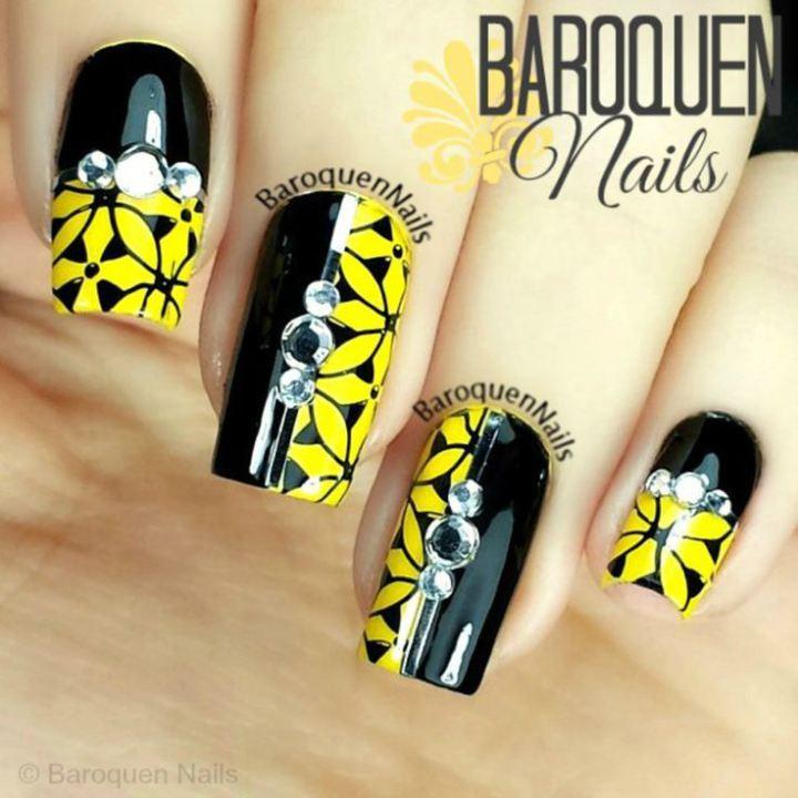 uñas con flores amarillas
