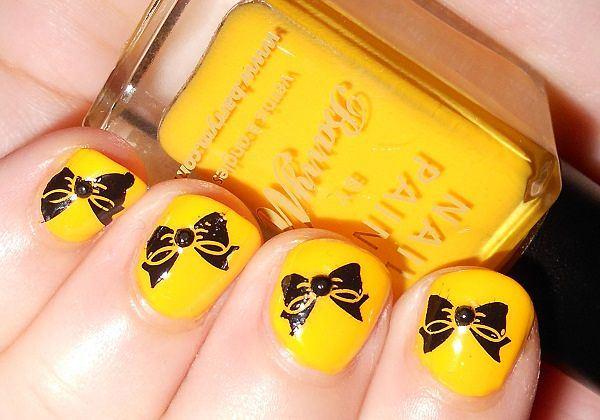 uñas cortas de amarillo