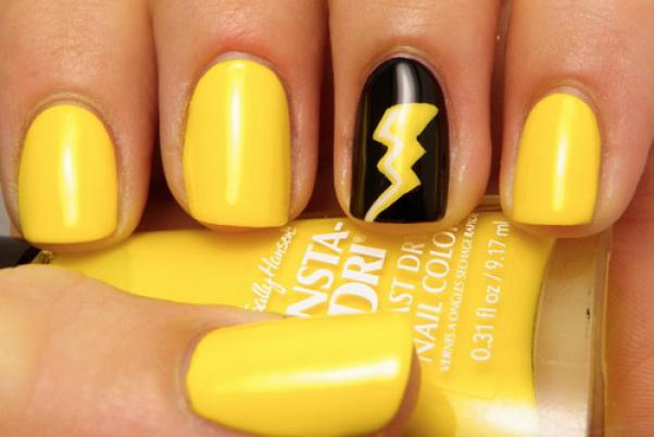uñas de color amarillo