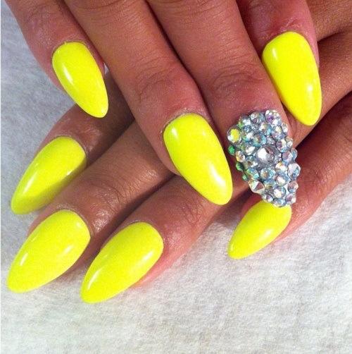 uñas esculpidas color amarillo