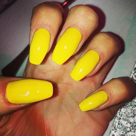 uñas largas de amarillo