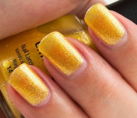 uñas naturales amarillas