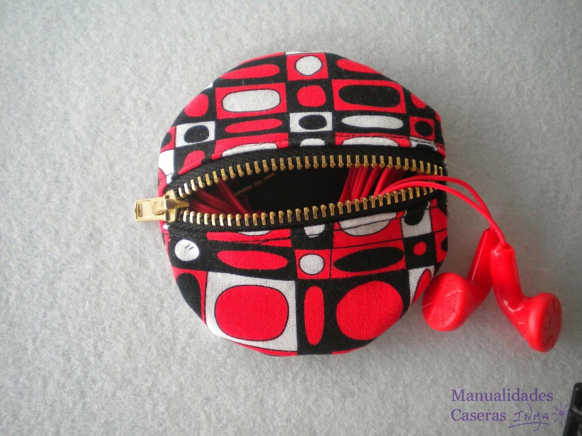 Manualidades Caseras Inma Estuche para auriculares de tela de formas geométrica roja, negra y blanca