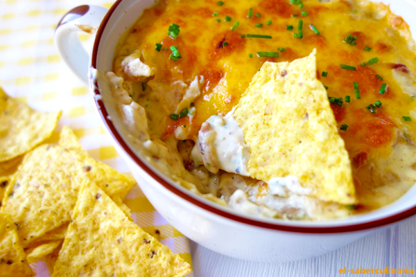 Dip gratinado de cebolla caramelizada con bacon y queso