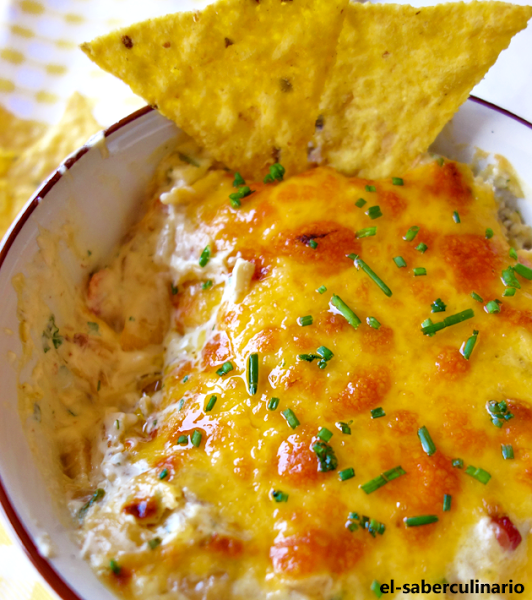 Dip gratinado de cebolla caramelizada con bacon y queso