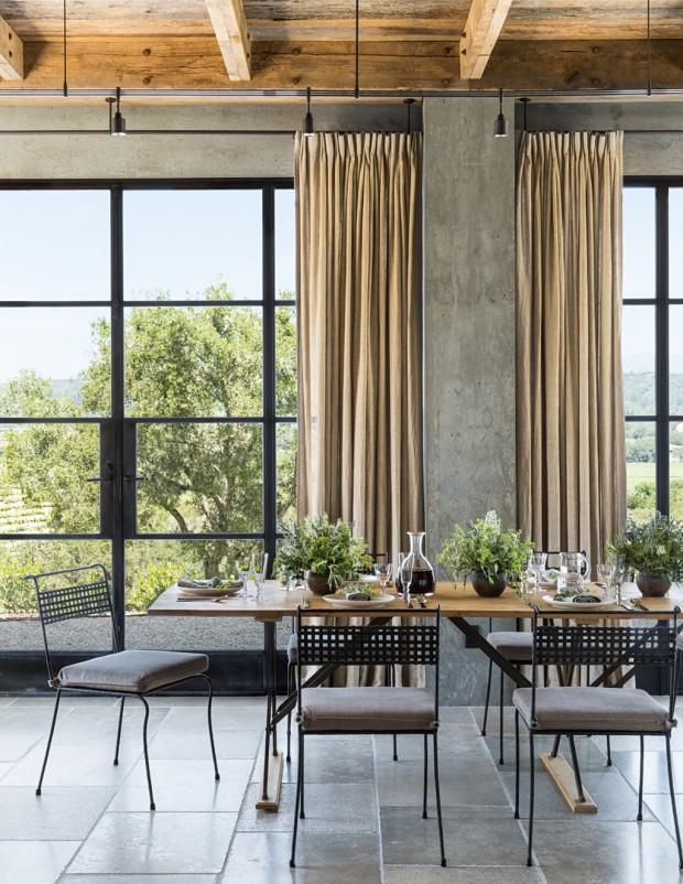 Sillas metalicas en el comedor