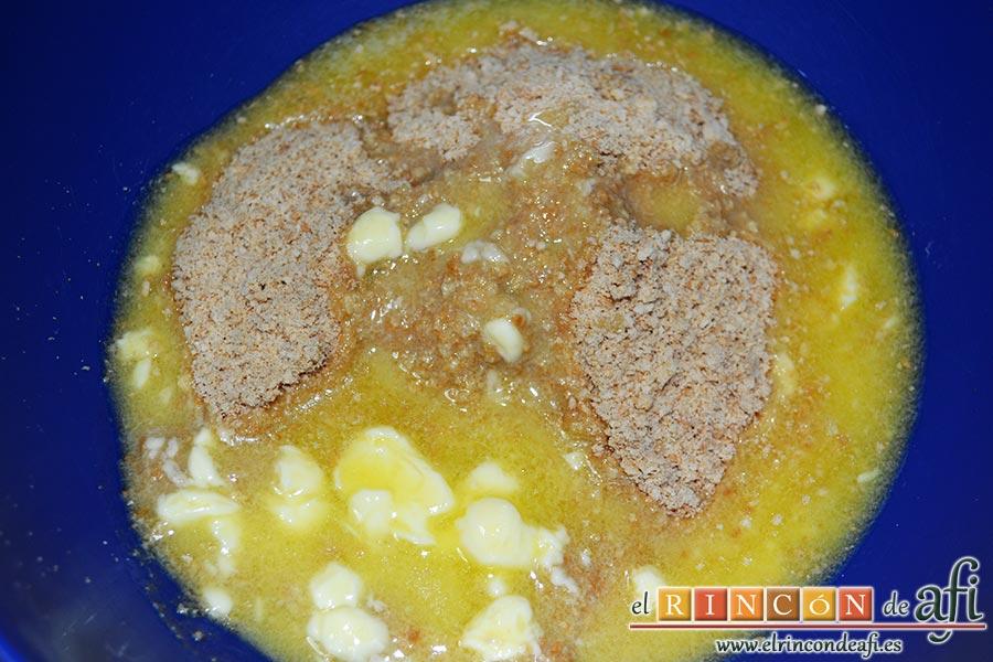 Tarta soufflé de limón con base de galletas, preparamos la base de la tarta triturando las galletas y añadiéndole la mantequilla derretida