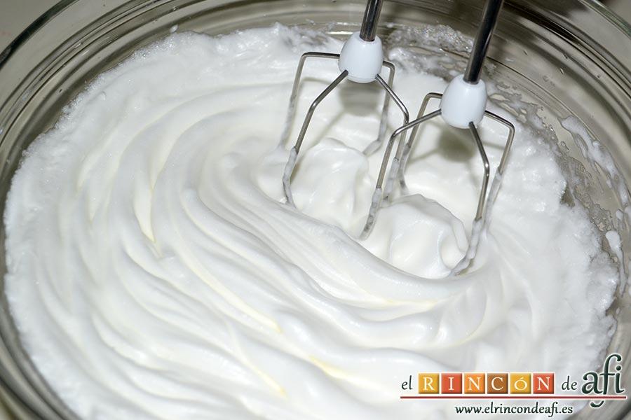 Tarta soufflé de limón con base de galletas, batimos las claras a punto de nieve ayudándonos de unas varillas eléctricas añadiéndole una pizca de sal