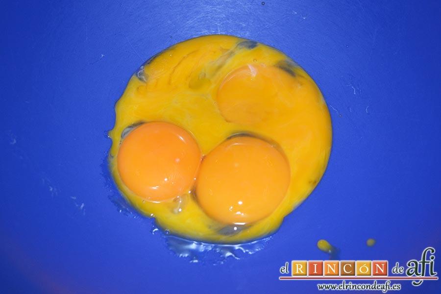 Tarta soufflé de limón con base de galletas, en otro bol colocamos las yemas de los huevos