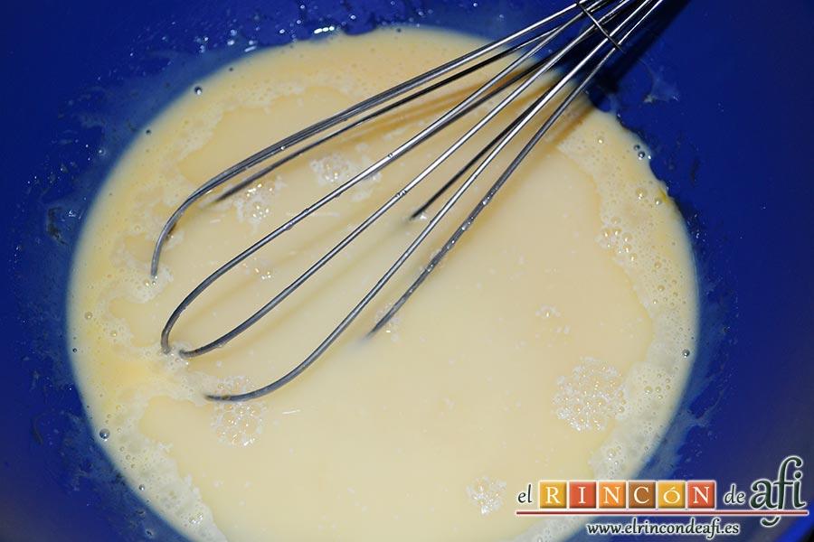 Tarta soufflé de limón con base de galletas, añadimos el zumo de los dos limones