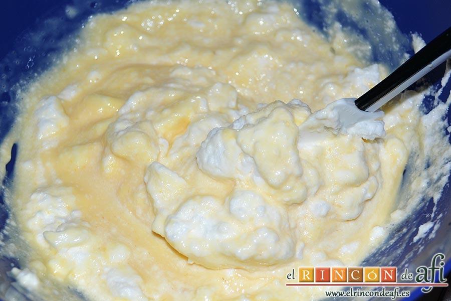 Tarta soufflé de limón con base de galletas, añadimos la mitad de las claras y las vamos incorporando con movimientos envolventes y ayudándonos de una espátula